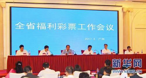 一天，神秘外星人莫扎特意外出现，从此，莫扎特帮助任小天开启了和爸爸“斗智斗勇”的生活